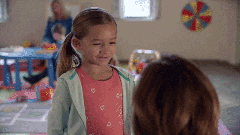 Niña sonriendo en el aula